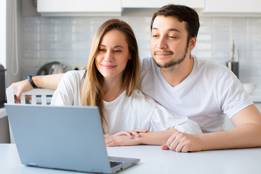 Photo of a couple having an online consultation with a family psychologist.